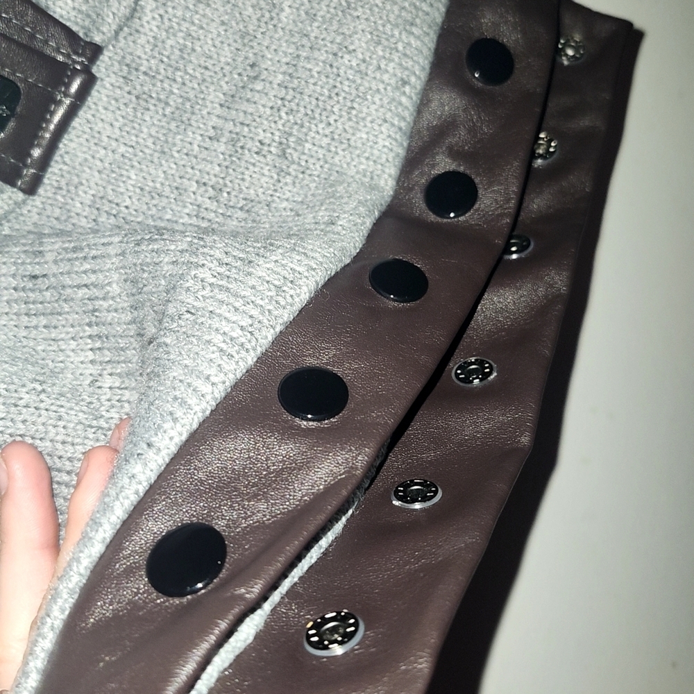 ✨️Gray Knit Scarf with Black Accent✨️ - Picture 3 of 6